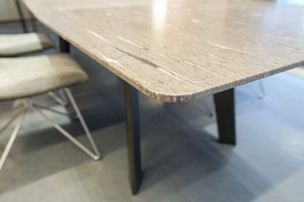 Draenert Esstisch Fontana, mit Steinplatte, Detailansicht Tischkante Bild 2 Draenert Esstisch Fontana, mit Steinplatte, Detailansicht Tischkante Bild 2