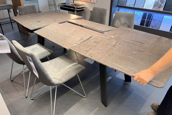 Draenert Esstisch Fontana, mit Steinplatte, die Verlängerungsplatten werden ausgezogen Draenert Esstisch Fontana, mit Steinplatte, die Verlängerungsplatten werden ausgezogen