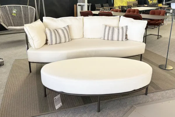 Fischer Möbel Sofa und Hocker Aura in unserer Ausstellung