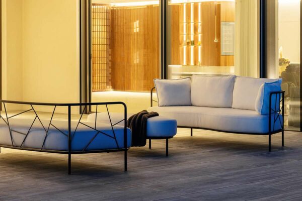 Fischer Möbel Sofa Aura Fischer Möbel Sofa Aura, zwei Sofa mit weißen Kissen