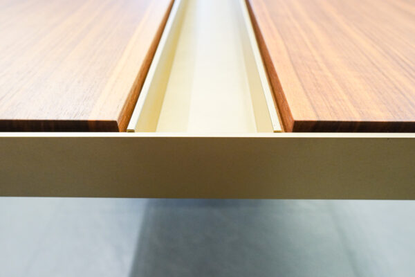 Form exclusiv Esstisch tRail, goldenfarbiges Profil Form exclusiv Esstisch tRail, goldenfarbiges Profil