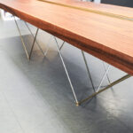 Form exclusiv Esstisch tRail, goldenfarbiges Profil und Tischgestell