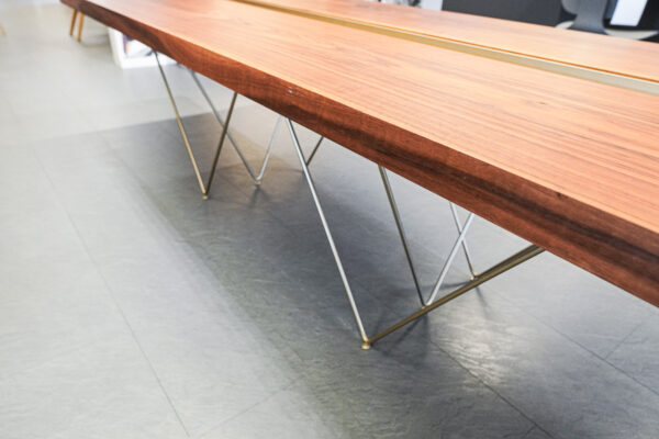 Form exclusiv Esstisch tRail, goldenfarbiges Profil und Tischgestell Form exclusiv Esstisch tRail, goldenfarbiges Profil und Tischgestell