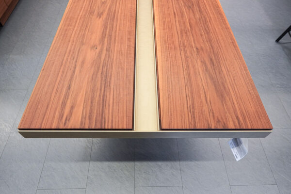 Form exclusiv Esstisch tRail, Detailansicht Profil in der Platte Form exclusiv Esstisch tRail, Detailansicht Profil in der Platte