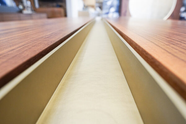 Form exclusiv Esstisch tRail, Detailansicht Profil in der Tischplatte Form exclusiv Esstisch tRail, Detailansicht Profil in der Tischplatte