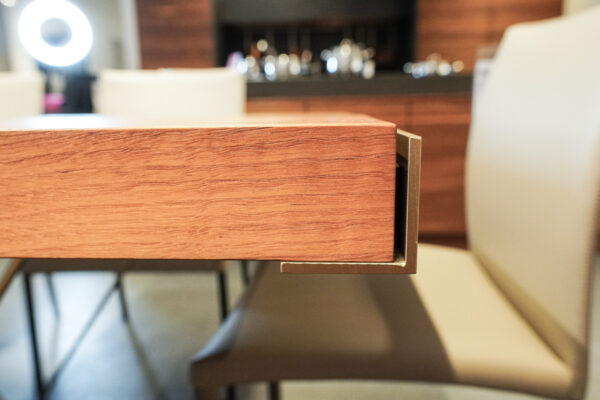 Form exclusiv Esstisch tRail, Detailansicht Tischkante Form exclusiv Esstisch tRail, Detailansicht Tischkante