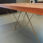 Form exclusiv Esstisch tRail, goldenfarbiges Profil und Tischgestell, Bild 2