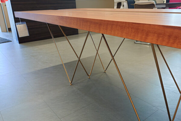 Form exclusiv Esstisch tRail, goldenfarbiges Profil und Tischgestell, Bild 2 Form exclusiv Esstisch tRail, goldenfarbiges Profil und Tischgestell, Bild 2