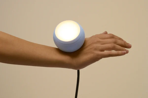 Grau Tischleuchte Falling in Love, Variante Light Blue Grau Tischleuchte Falling in Love, Variante Light Blue, auf einer Hand