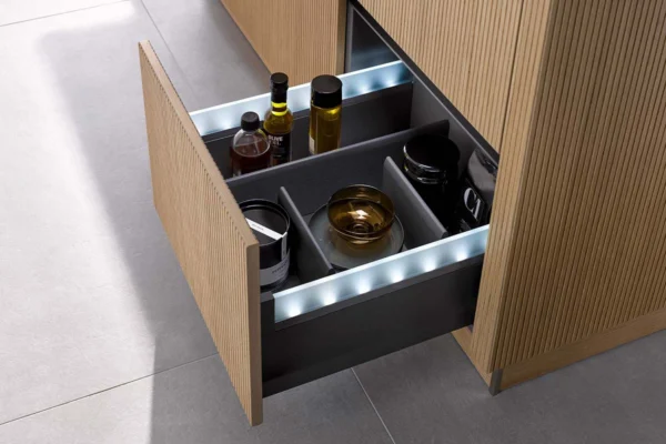 Elegante Häcker Küche systemat AV 6023, mit Rillenoptik, Eiche, geöffnete Schublade Elegante Häcker Küche systemat AV 6023, mit Rillenoptik, Eiche, geöffnete Schublade