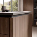 Elegante Häcker Küche systemat AV 6023, mit Rillenoptik, Nussbaum, Kochinsel, Detailansicht