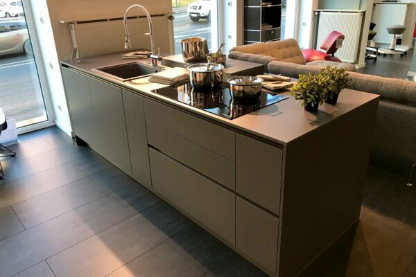 Häcker Küche Systemat Häcker Küche Systemat, aus unserer Ausstellung, Insel anthrazit, Schubladen und Türen