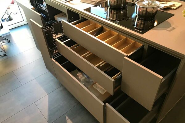 Häcker Küche Systemat Häcker Küche Systemat, aus unserer Ausstellung, Insel anthrazit, geöffnete Elemente