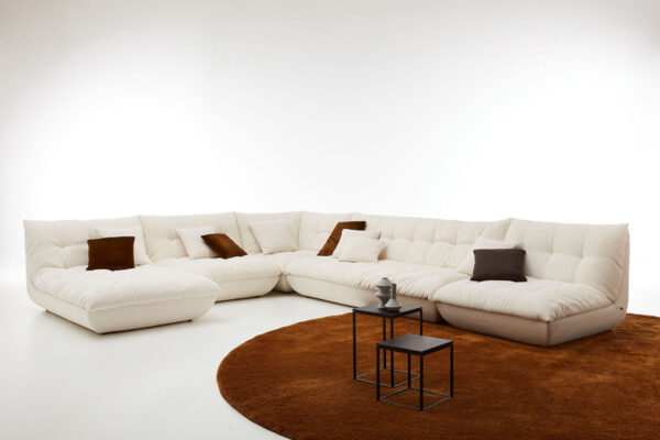 IP Design Sofa Soulmate IP Design Sofa Soulmate, Sofa mit hellem Bezug auf dunklem Teppich