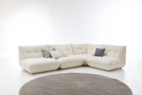 IP Design Sofa Soulmate IP Design Sofa Soulmate, heller Bezug mit weißen und grauen Dekokissen