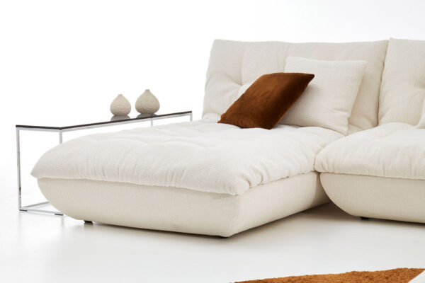 IP Design Sofa Soulmate IP Design Sofa Soulmate, Detail Recamiere mit dunklem Dekokissen