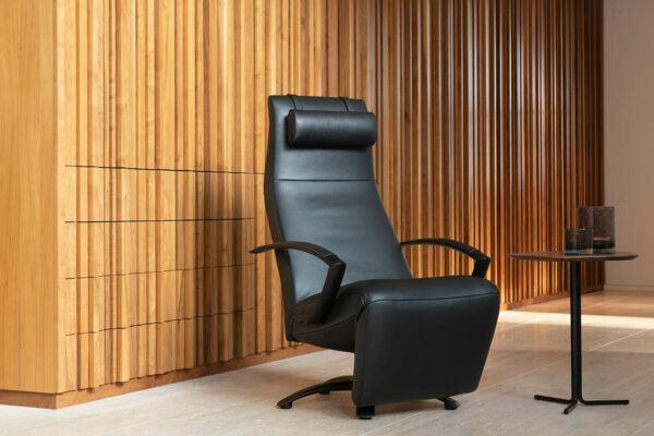 Jori Brainbuilder Relaxsessel Black Edition Jori Brainbuilder Relaxsessel Black Edition, vor Holzwand