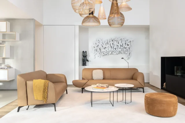 Jori Sofa Como, zwei Sofas in braunem Leder