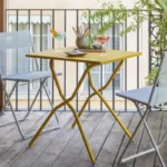 Lafuma Gruppe Balcony, gelber Tisch und weiße Stühle