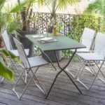 Lafuma Gruppe Balcony, grüner Tisch und weiße Stühle