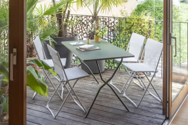 Lafuma Gruppe Balcony, grüner Tisch und weiße Stühle Lafuma Gruppe Balcony, grüner Tisch und weiße Stühle