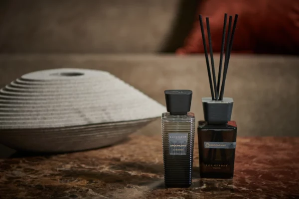 Locherber Milano Raumduft Grigio Milano Locherber Milano Raumduft Grigio Milano, zwei Flaschen auf Steinplatte