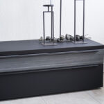 now by hülsta Wohnwand touch, Detailansicht Lowboard supermatt schwarz, Akzent Samteiche grau