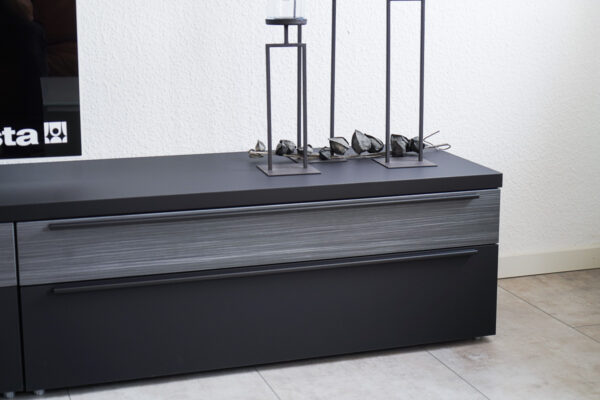 Wohnwand touch, Detailansicht Lowboard supermatt schwarz, Akzent Samteiche grau now by hülsta Wohnwand touch, Detailansicht Lowboard supermatt schwarz, Akzent Samteiche grau