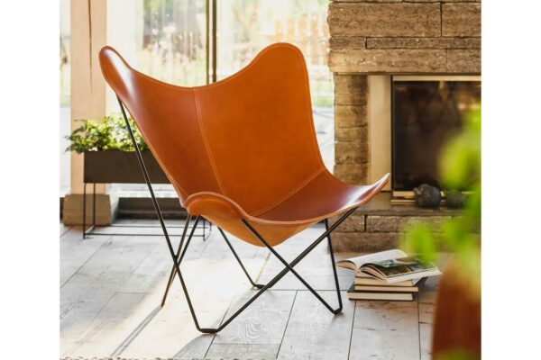 Cuero Schmetterlingssessel Pampa Mariposa Cuero Schmetterlingssessel Pampa Mariposa, ein Sessel vor Kamin