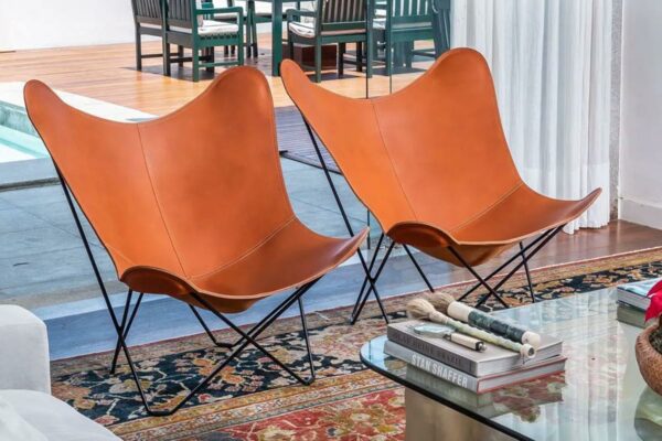 Cuero Schmetterlingssessel Pampa Mariposa Cuero Schmetterlingssessel Pampa Mariposa, zwei Sessel nebeneinander