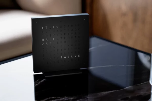 Qlocktwo Earth 13.5 Deep Black Qlocktwo Earth 13.5 Deep Black, Tischuhr auf Kommode