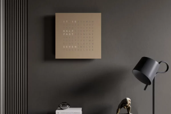 QLOCKTWO Earth 45 Hazelnut QLOCKTWO Earth 45 Hazelnut, Wanduhr an dunker Wand