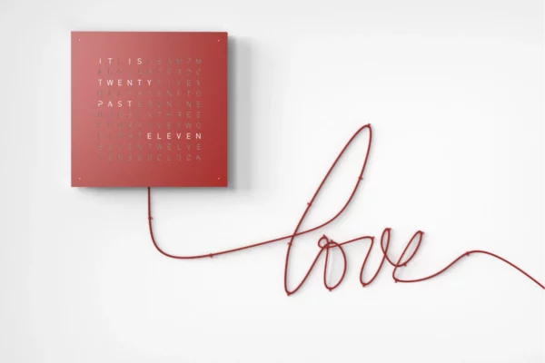 QLOCKTWO Earth 45 Red Pepper QLOCKTWO Earth 45 Red Pepper, an weißer Wand