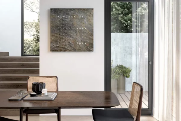 QLOCKTWO Earth 90 Creators Edition Glintscape QLOCKTWO Earth 90 Creators Edition Glintscape, Wanduhr im Esszimmer