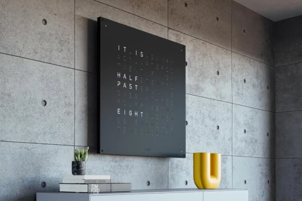 QLOCKTWO Earth 90 Black Pepper QLOCKTWO Earth 90 Black Pepper, Wanduhr über weißer Kommode