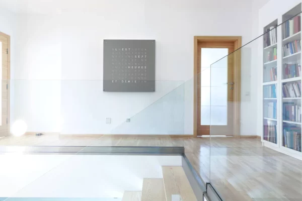 QLOCKTWO Earth 90 Grey Pepper QLOCKTWO Earth 90 Grey Pepper, Wanduhr an weißer Wand