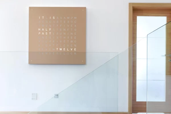 QLOCKTWO Earth 90 Hazelnut QLOCKTWO Earth 90 Hazelnut, Wanduhr an weißer Wand