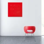 QLOCKTWO Earth 90 Red Pepper, mit rotem Stuhl