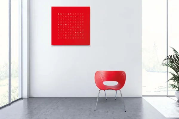 QLOCKTWO Earth 90 Red Pepper QLOCKTWO Earth 90 Red Pepper, mit rotem Stuhl