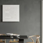 QLOCKTWO Earth 90 White Pepper, Wanduhr an dunkler Wand