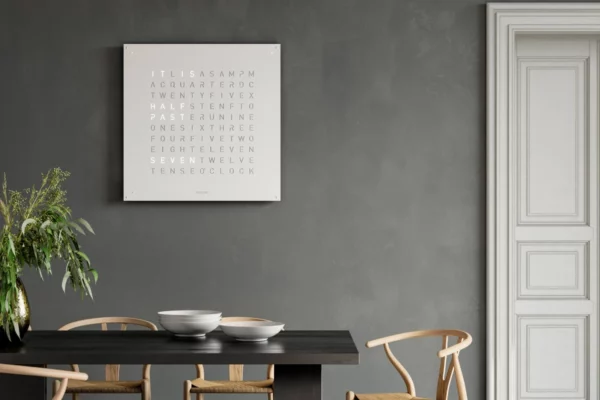 QLOCKTWO Earth 90 White Pepper QLOCKTWO Earth 90 White Pepper, Wanduhr an dunkler Wand