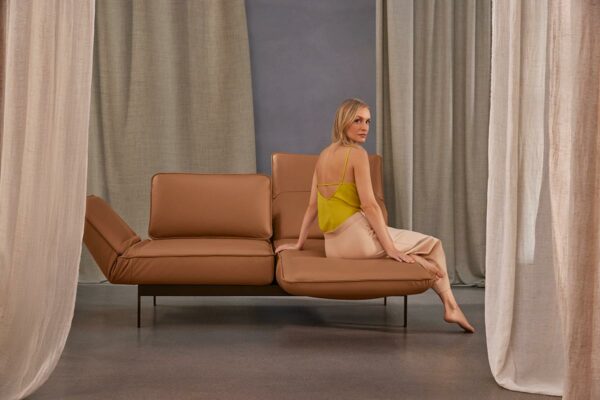 ROLF BENZ MERA SOFA ROLF BENZ MERA SOFA, mit Person