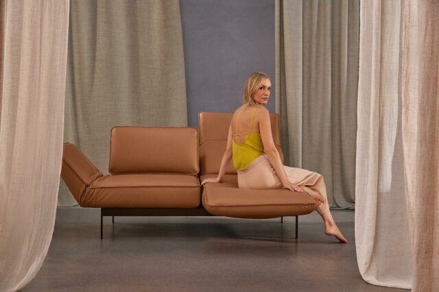 ROLF BENZ MERA SOFA, mit Person