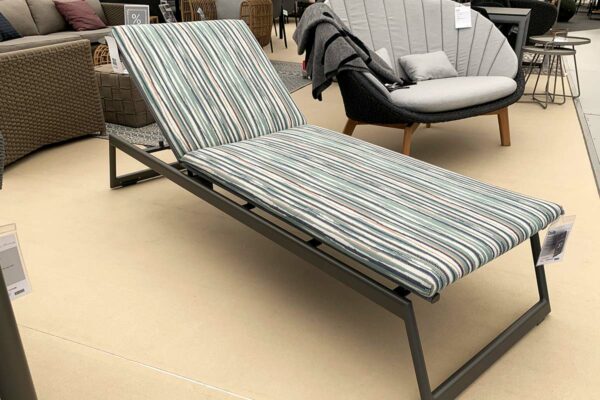 Rolf Benz Liege Yoko, mit farbiger Auflage