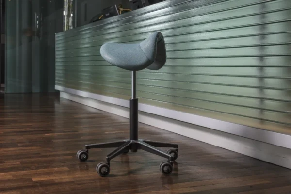 Rollbursche Rollhocker mit Sitz "Western" in forest grünem Skaibezug