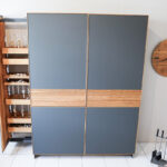 Scholtissek Barschrank Tratum, mit ausgezogenem Barelelement, Ansicht von vorne