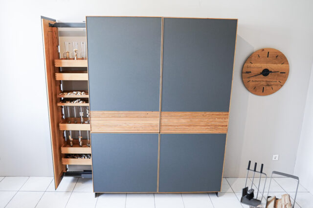 Scholtissek Barschrank Tratum, mit ausgezogenem Barelelement, Ansicht von vorne