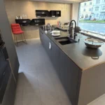SieMatic Küche SLX inklusive Insel und Glasvitrinen, 26