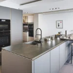 SieMatic Küche SLX inklusive Insel und Glasvitrinen, 2
