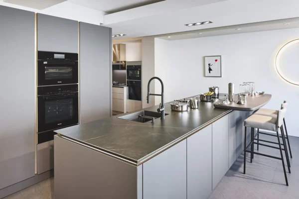 SieMatic Küche SLX inklusive Insel und Glasvitrinen, 2 SieMatic Küche SLX inklusive Insel und Glasvitrinen, 2